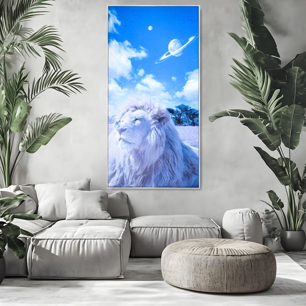 Tablou canvas cu tablou canvas cu leu si planete, in rama de aluminiu argintiu, pe perete intr-un living